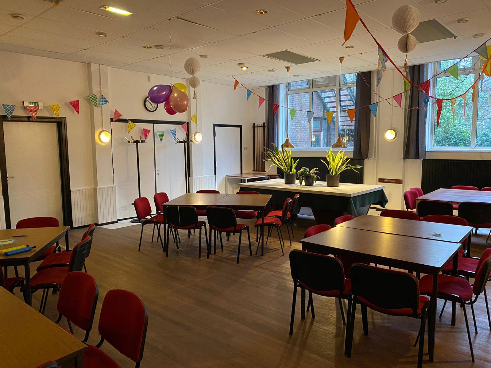 Grote en Kleine zaal van Gemeenschapshuis Zandberg in Breda met een Bar en Beamer ter beschikking Grote en Kleine zaal van Gemeenschapshuis Zandberg in Breda met een Bar en Beamer ter beschikking