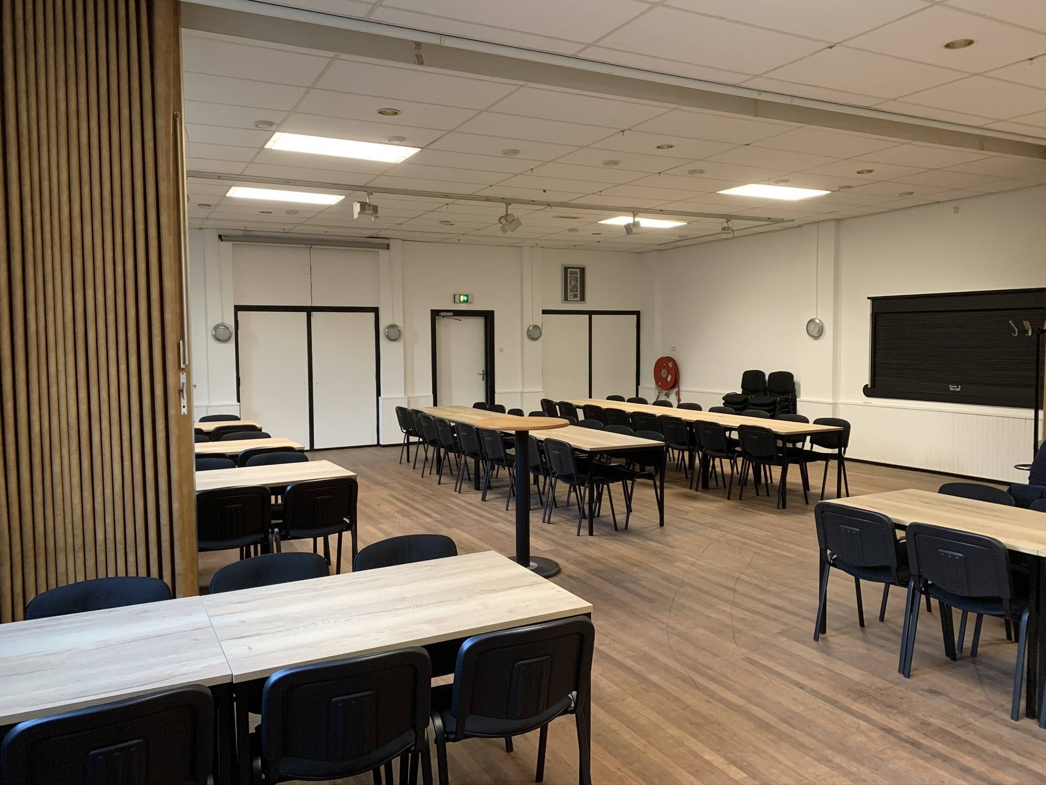 Grote en Kleine zaal van Gemeenschapshuis Zandberg in Breda met een Biljard tafel en een Piano